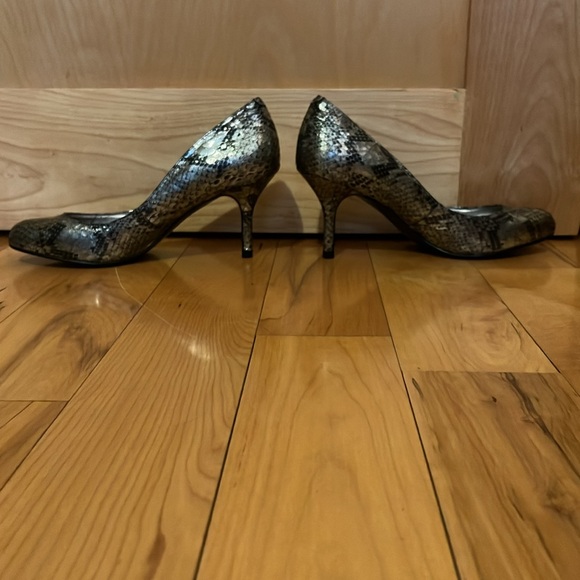 Guess Women's Snakeskin Pointed Toe Heel Stiletto Black US 6.5 - Picture 3 of 4